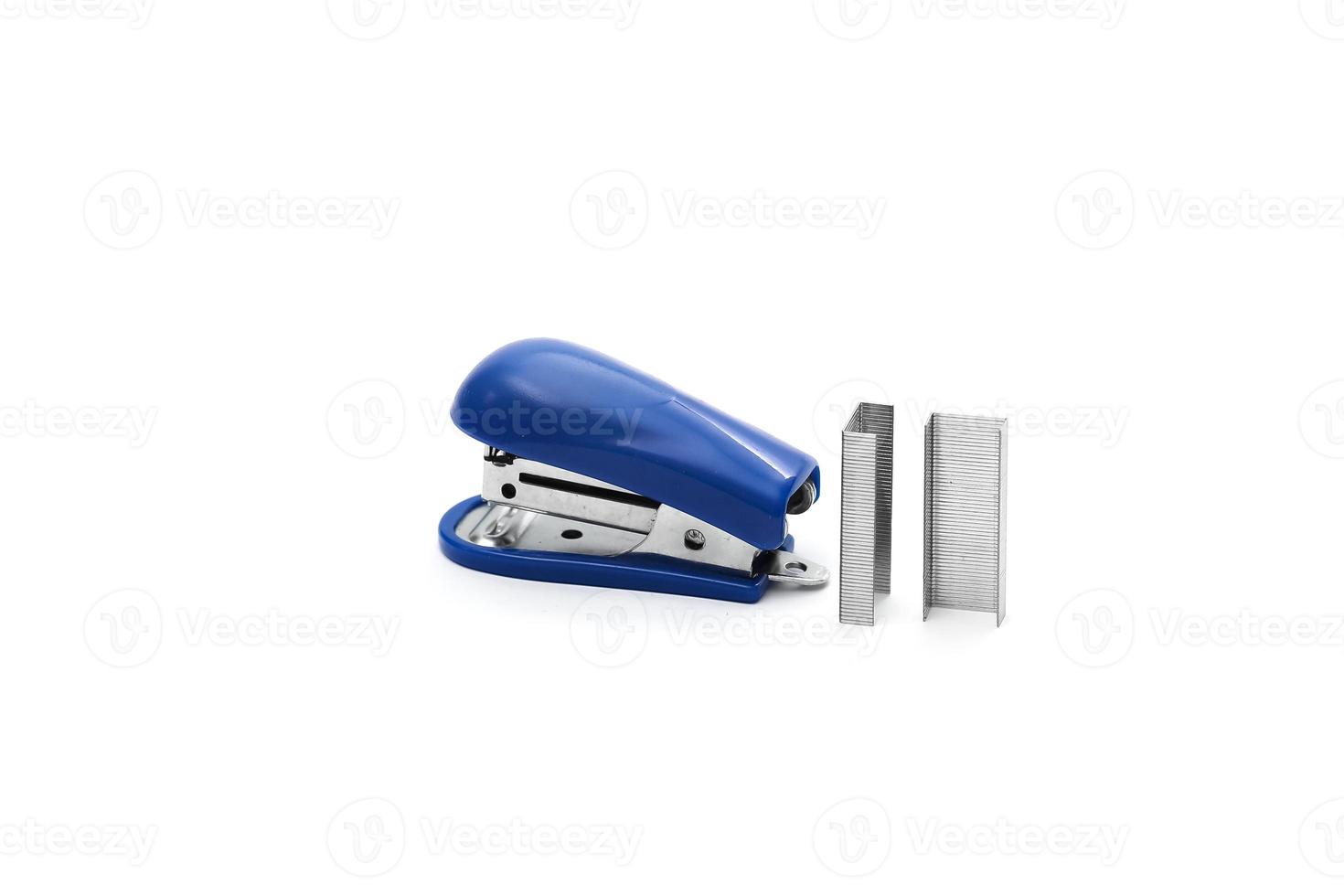 grampeador de escritório azul com suportes de metal são isolados no fundo branco foto