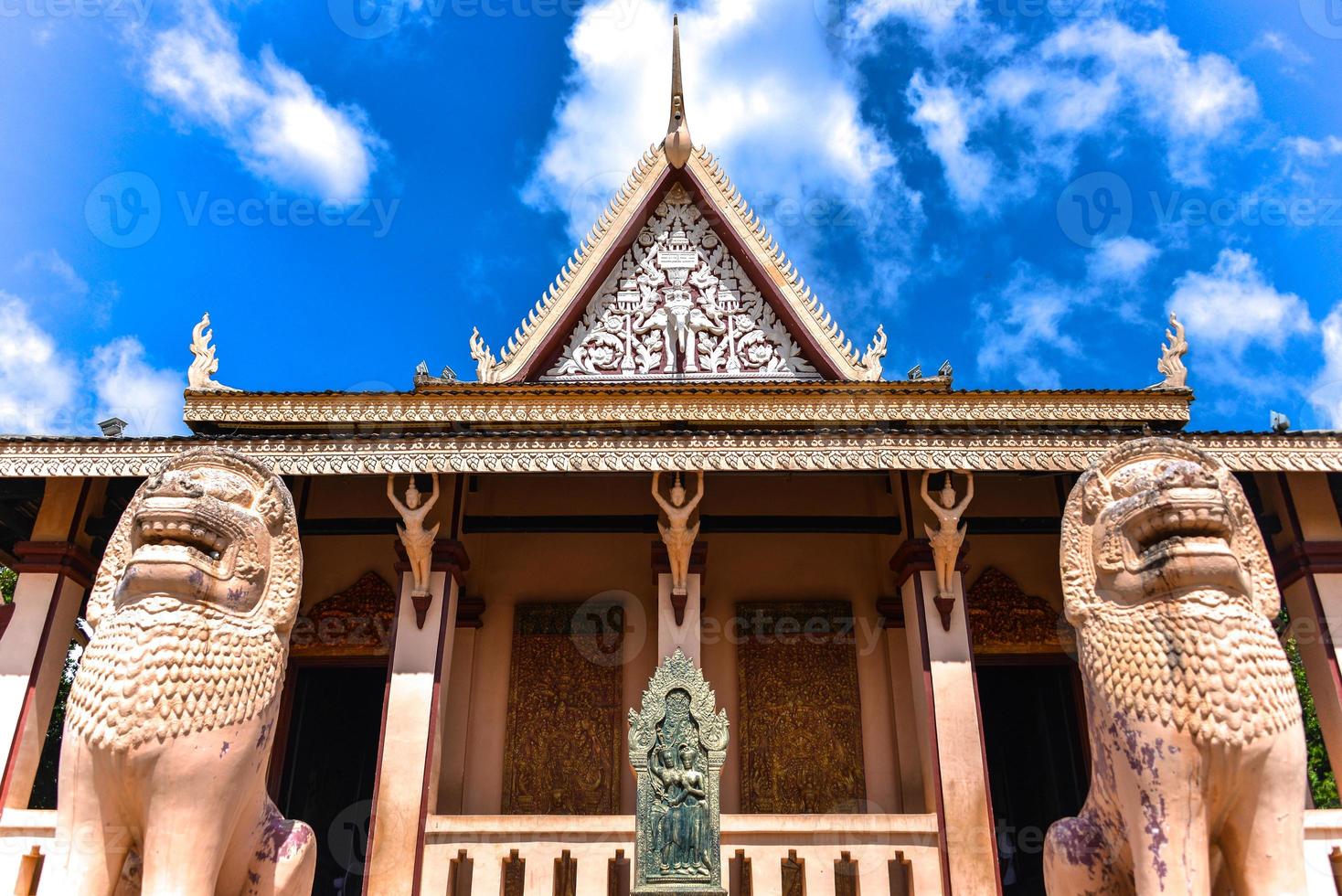 wat phnom é um templo budista localizado em phnom penh, camboja. é a estrutura religiosa mais alta da cidade. foto