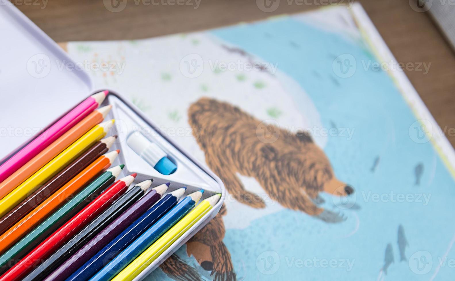 cores de lápis e livro de desenho animado foto