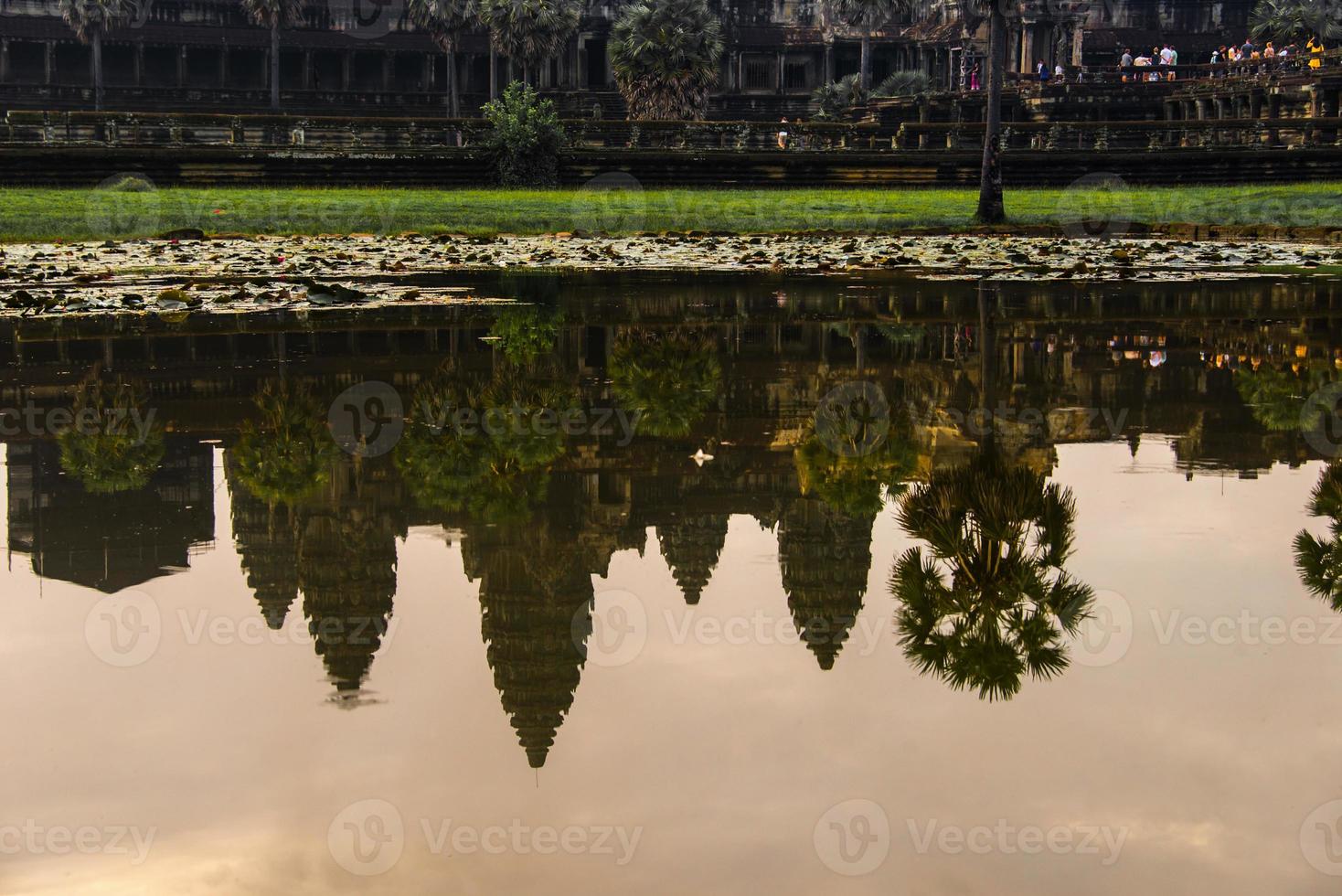 angkor wat é um complexo de templos no camboja e o maior monumento religioso do mundo foto