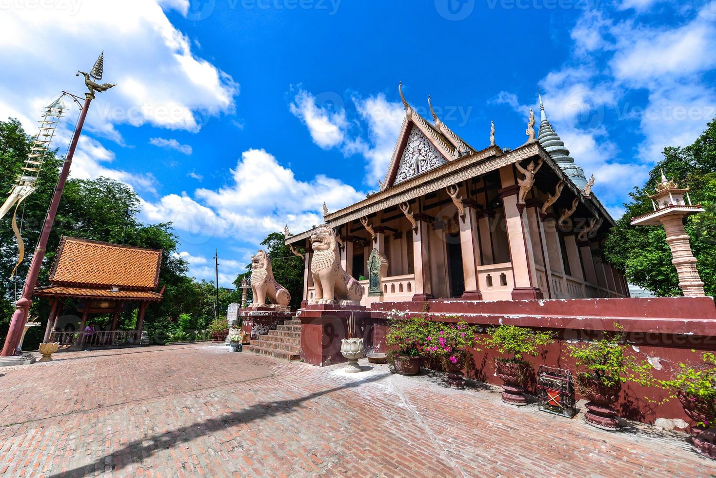 wat phnom é um templo budista localizado em phnom penh, camboja. é a estrutura religiosa mais alta da cidade. foto