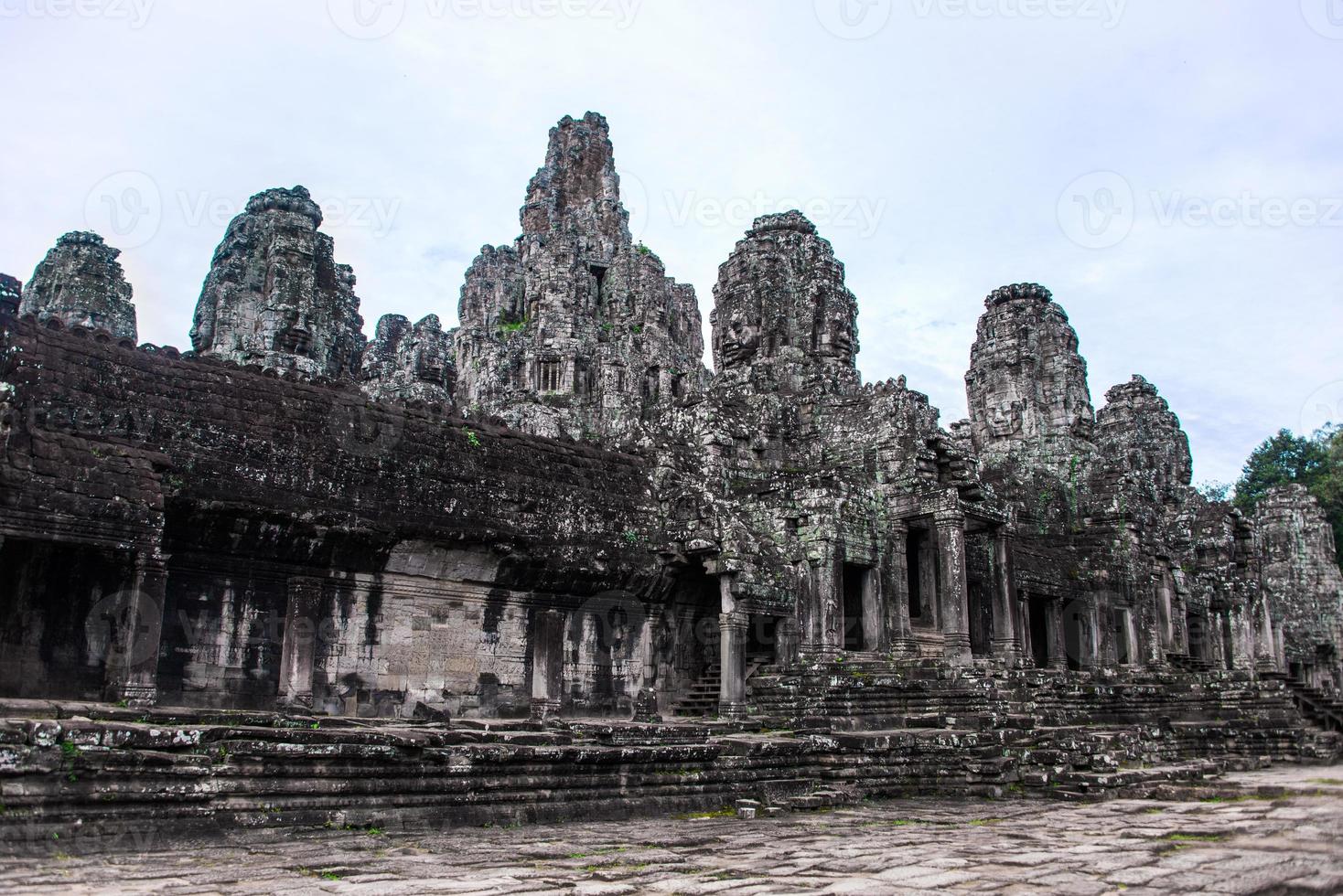 prasat bayon com rostos sorridentes de pedra é o templo central do complexo de angkor thom, siem reap, camboja. arquitetura khmer antiga e famoso marco cambojano, patrimônio mundial. foto