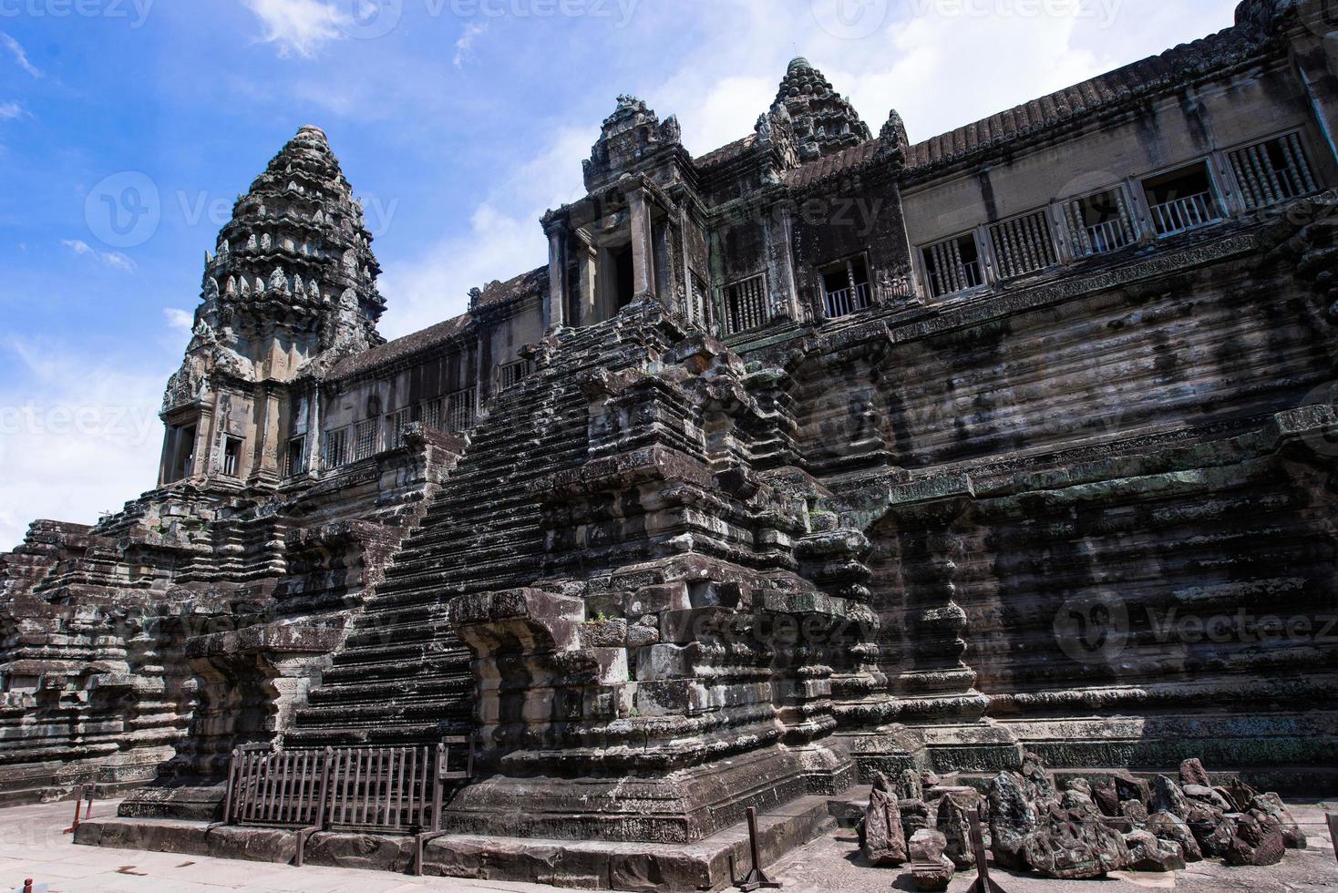 angkor wat é um complexo de templos no camboja e o maior monumento religioso do mundo foto