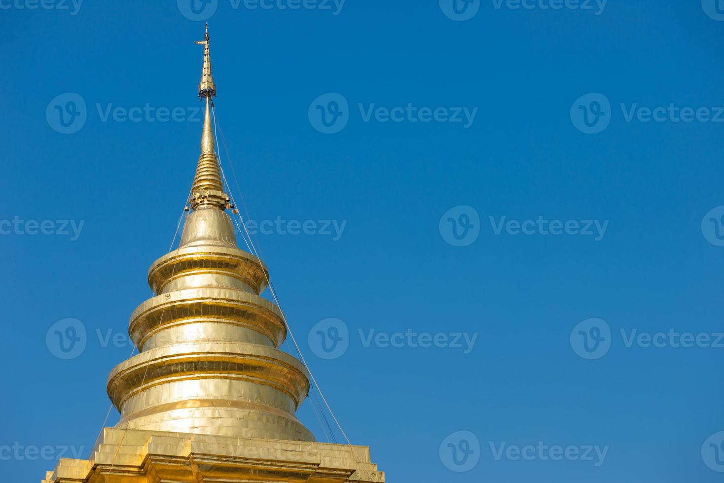 pagode dourado na tailândia e céu azul foto