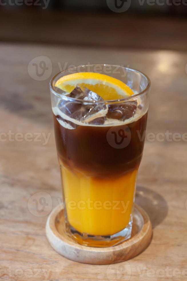 copo de americano misturado com suco de laranja foto