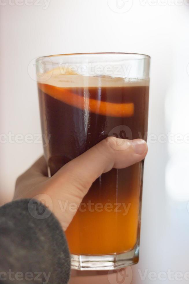 copo de americano misturado com suco de laranja foto