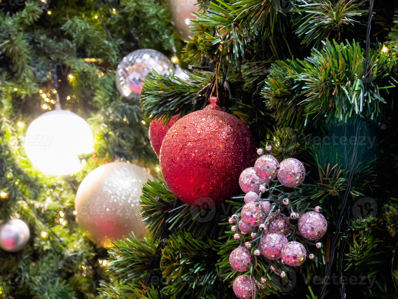 árvore de natal com fundo de lâmpadas foto