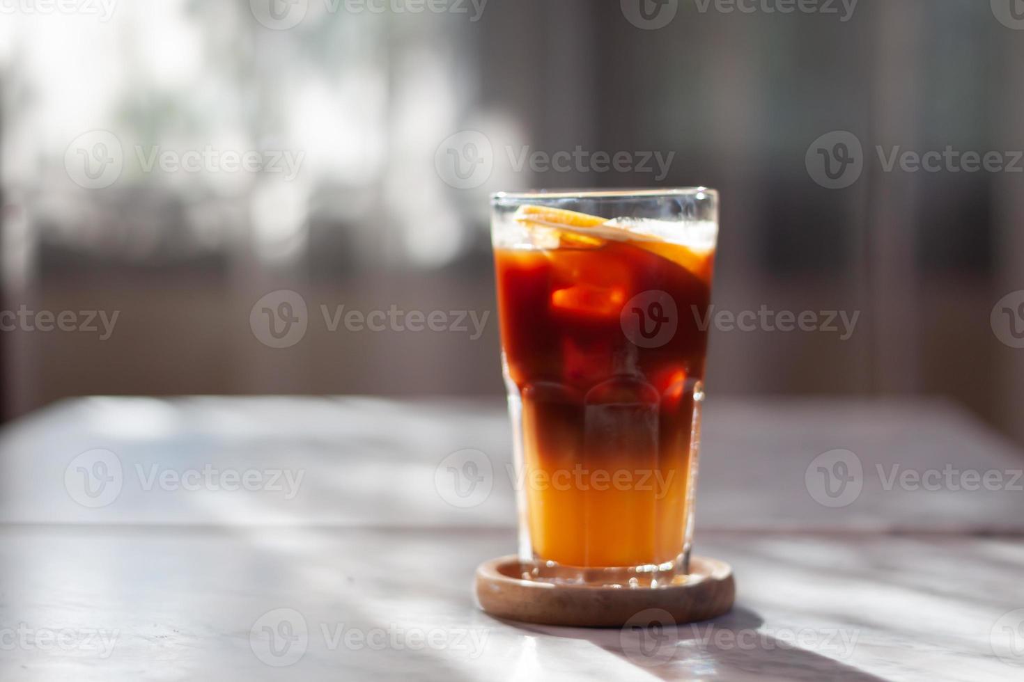 copo de americano misturado com suco de laranja foto