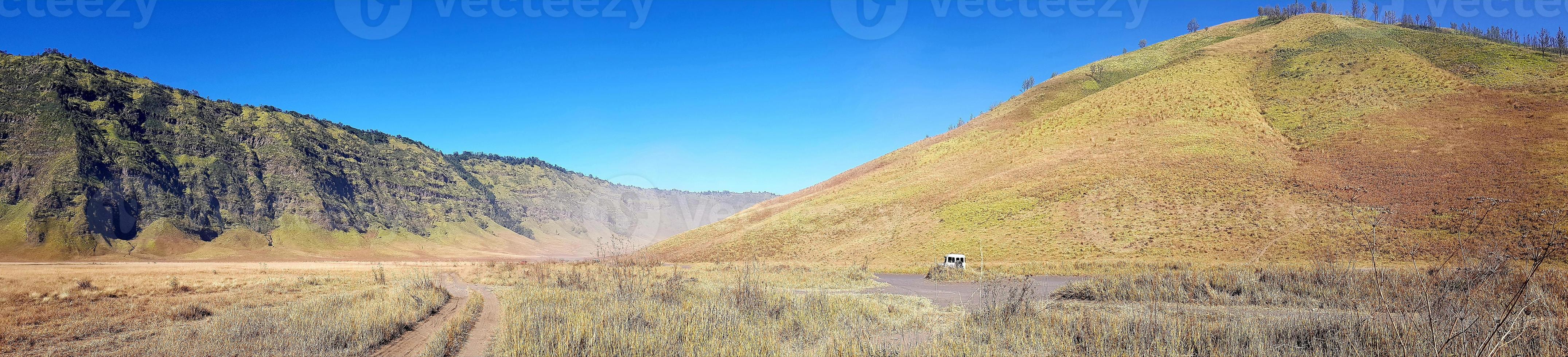 vista panorâmica da paisagem do monte bromo e seus arredores foto