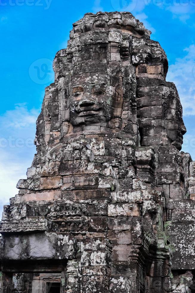 prasat bayon com rostos sorridentes de pedra é o templo central do complexo de angkor thom, siem reap, camboja. arquitetura khmer antiga e famoso marco cambojano, patrimônio mundial. foto