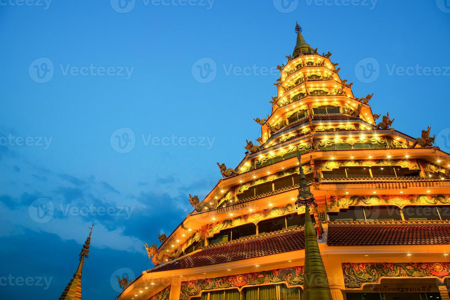 templo chinês - wat hyua pla kang, chiang rai, tailândia foto