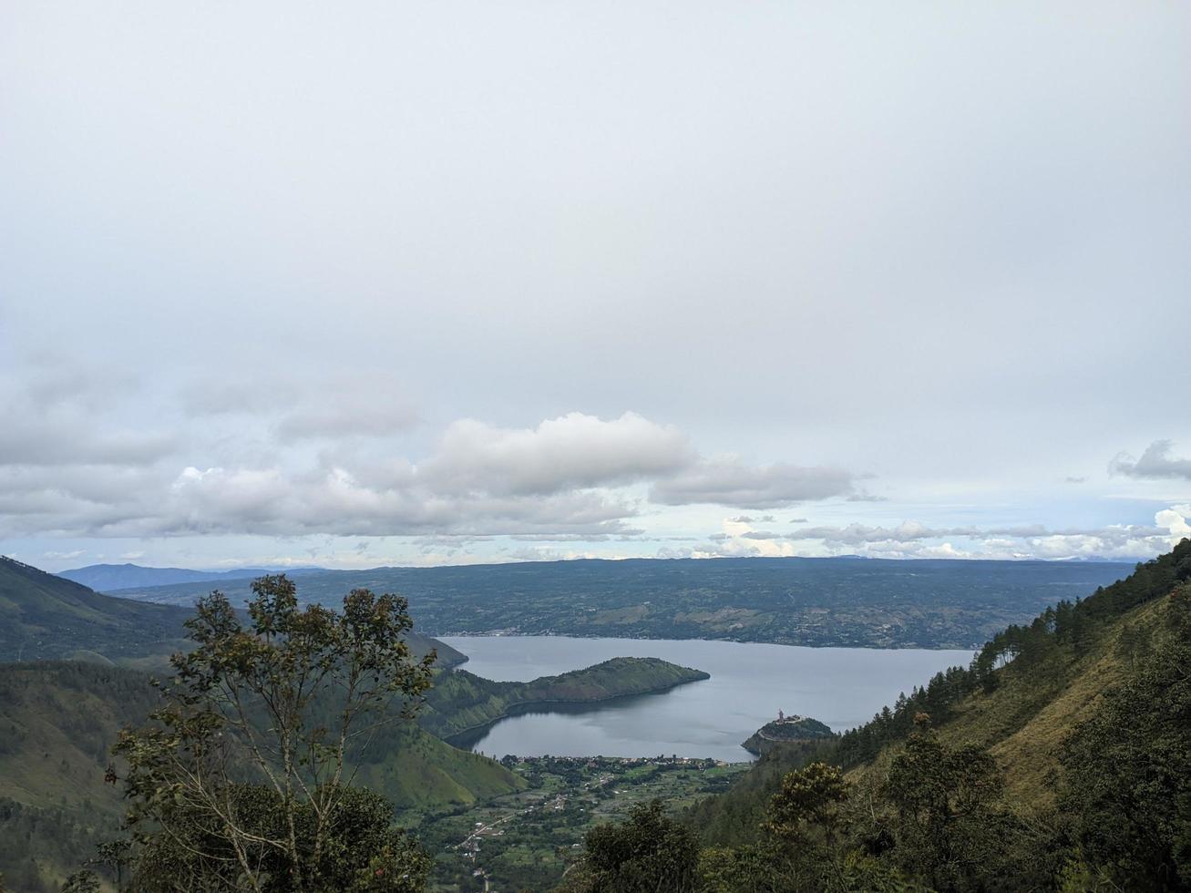 o baeuty do lago toba no norte de sumatera indonésia foto