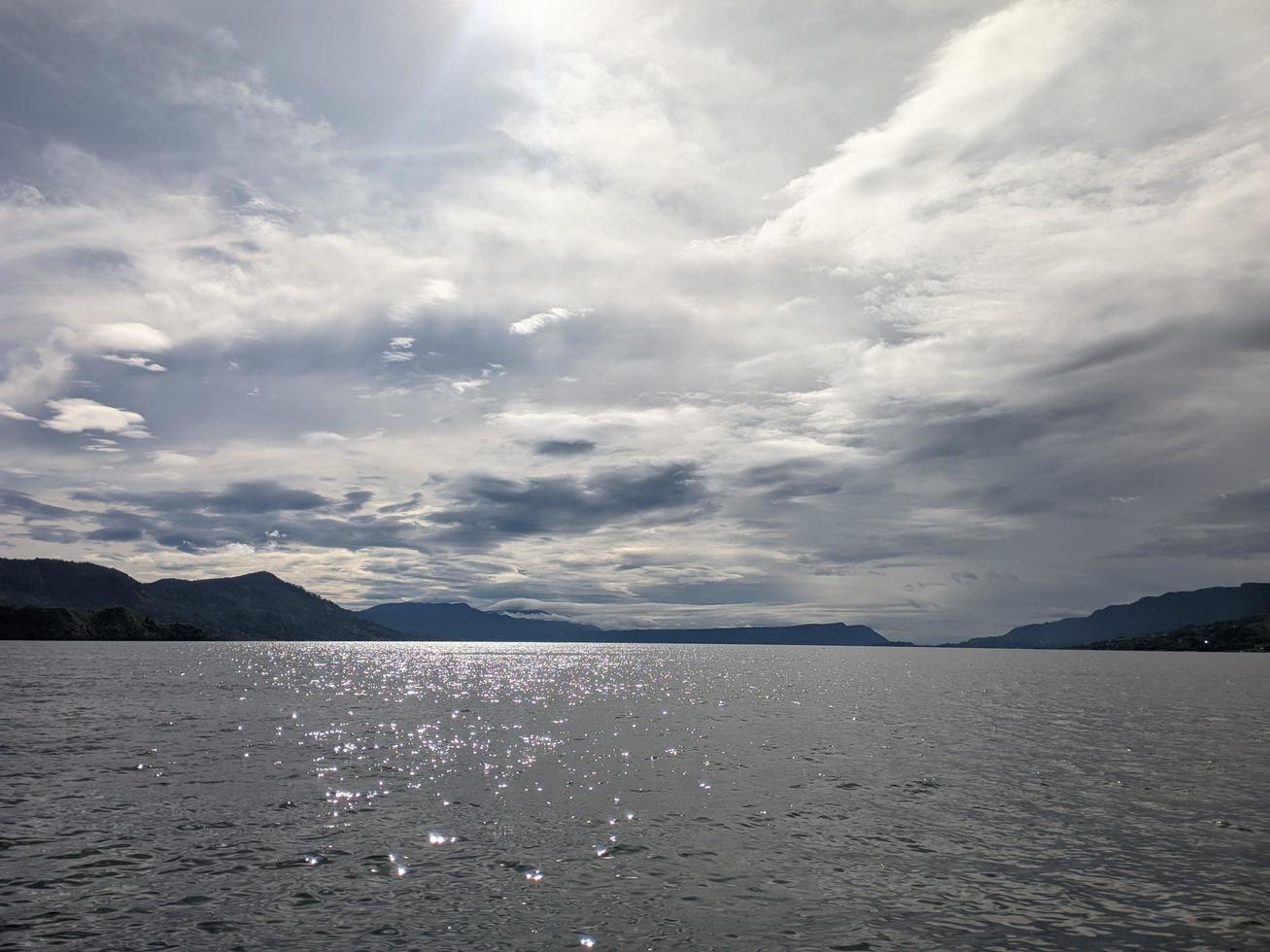 nascer do sol no céu do lago toba foto