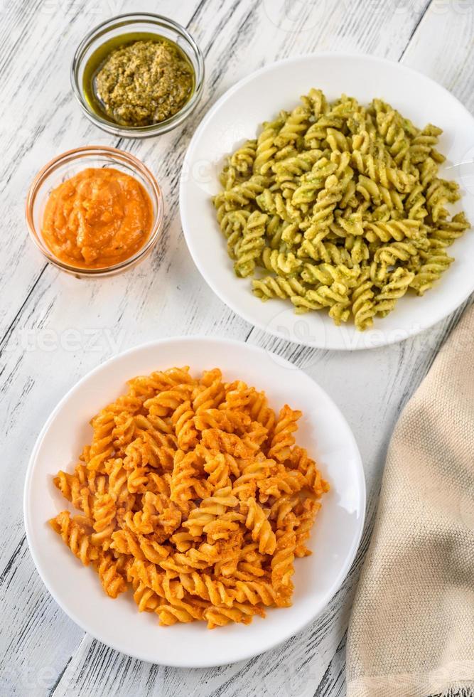 fusilli com pesto tradicional e tomate foto