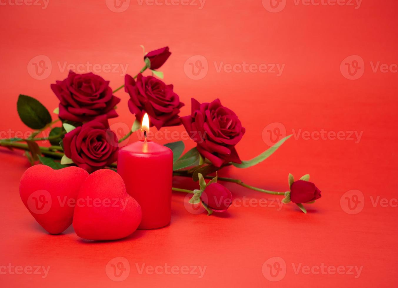 vela, coração e lindas rosas para o feriado. conceito festivo para dia dos namorados, dia das mães ou aniversário foto