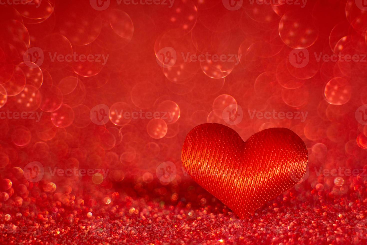 coração vermelho no fundo bokeh vermelho borrado. símbolo do amor. Dia dos Namorados foto