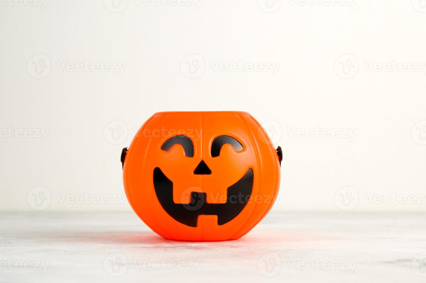 jack o 'lantern abóbora de halloween empy doce tigela doce ou conceito de travessura foto