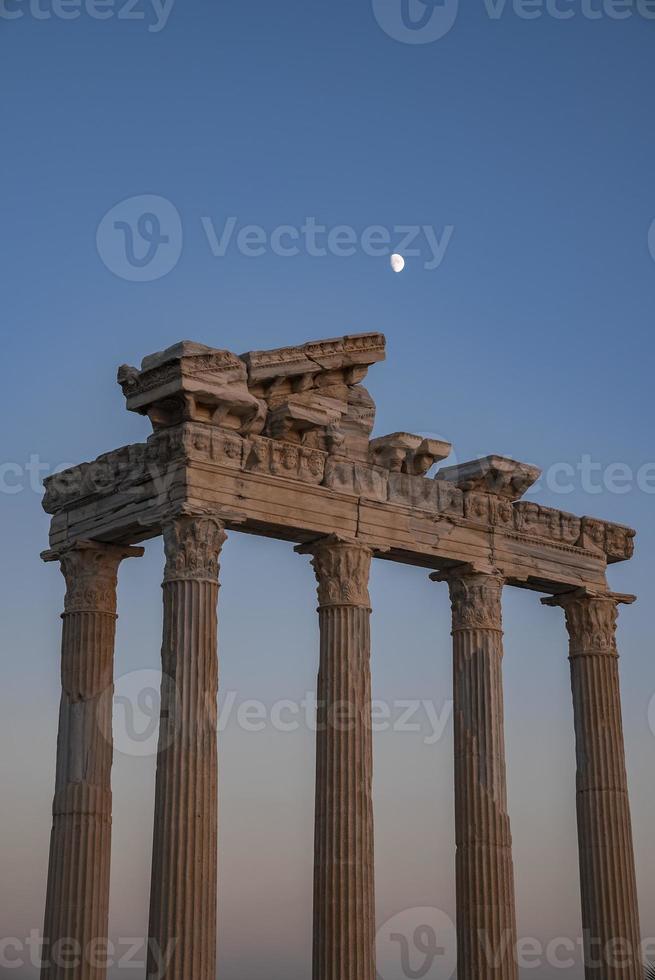 templo de apolo sob céu azul claro ao entardecer no lado, turquia foto