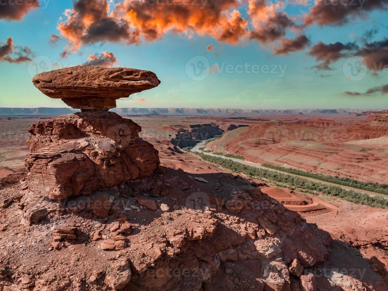 a pedra de equilíbrio chamada rocha do chapéu mexicano em utah. chapéu mexicano foto