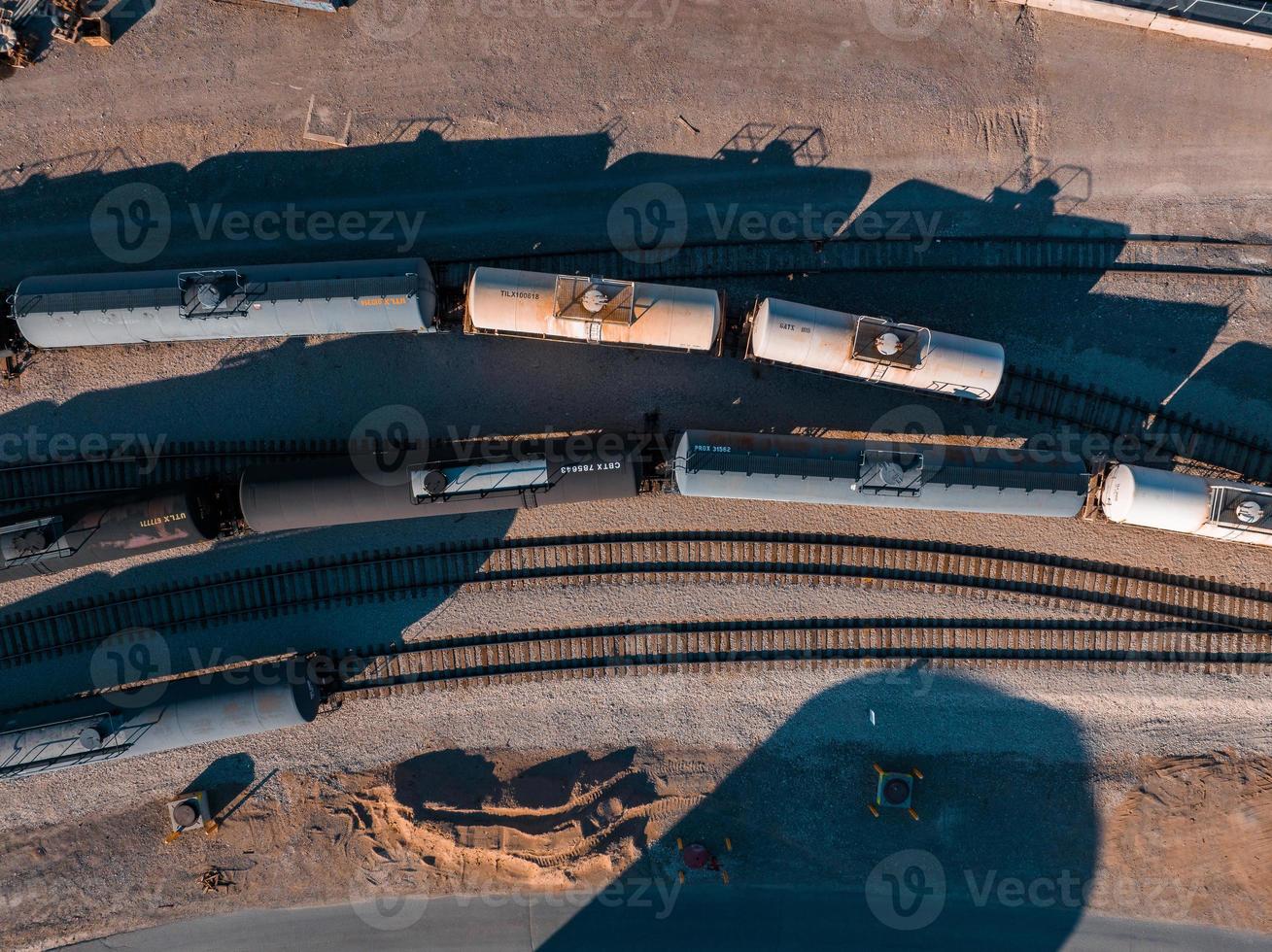 trem de carga esperando para ser preenchido em uma refinaria de petróleo. foto