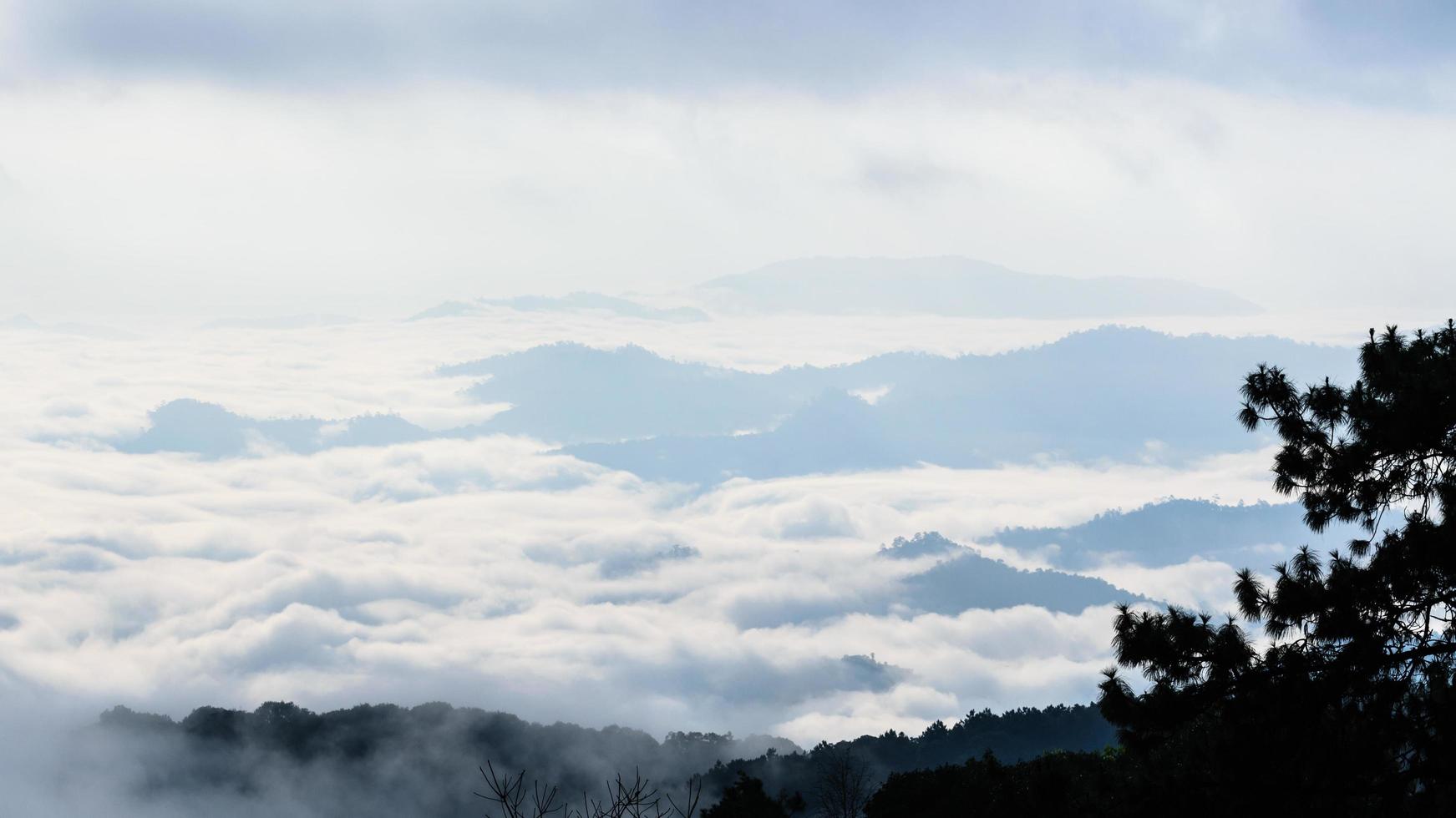 paisagem de nuvens acima da cordilheira pela manhã foto