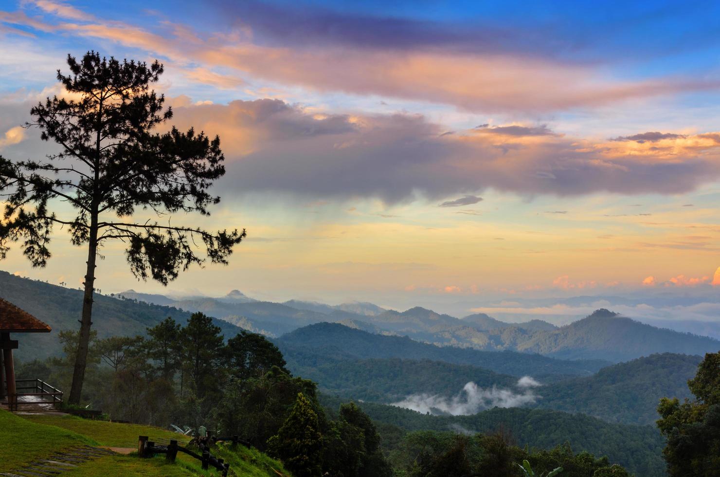 pico para vistas deslumbrantes das montanhas, nuvens e neblina foto