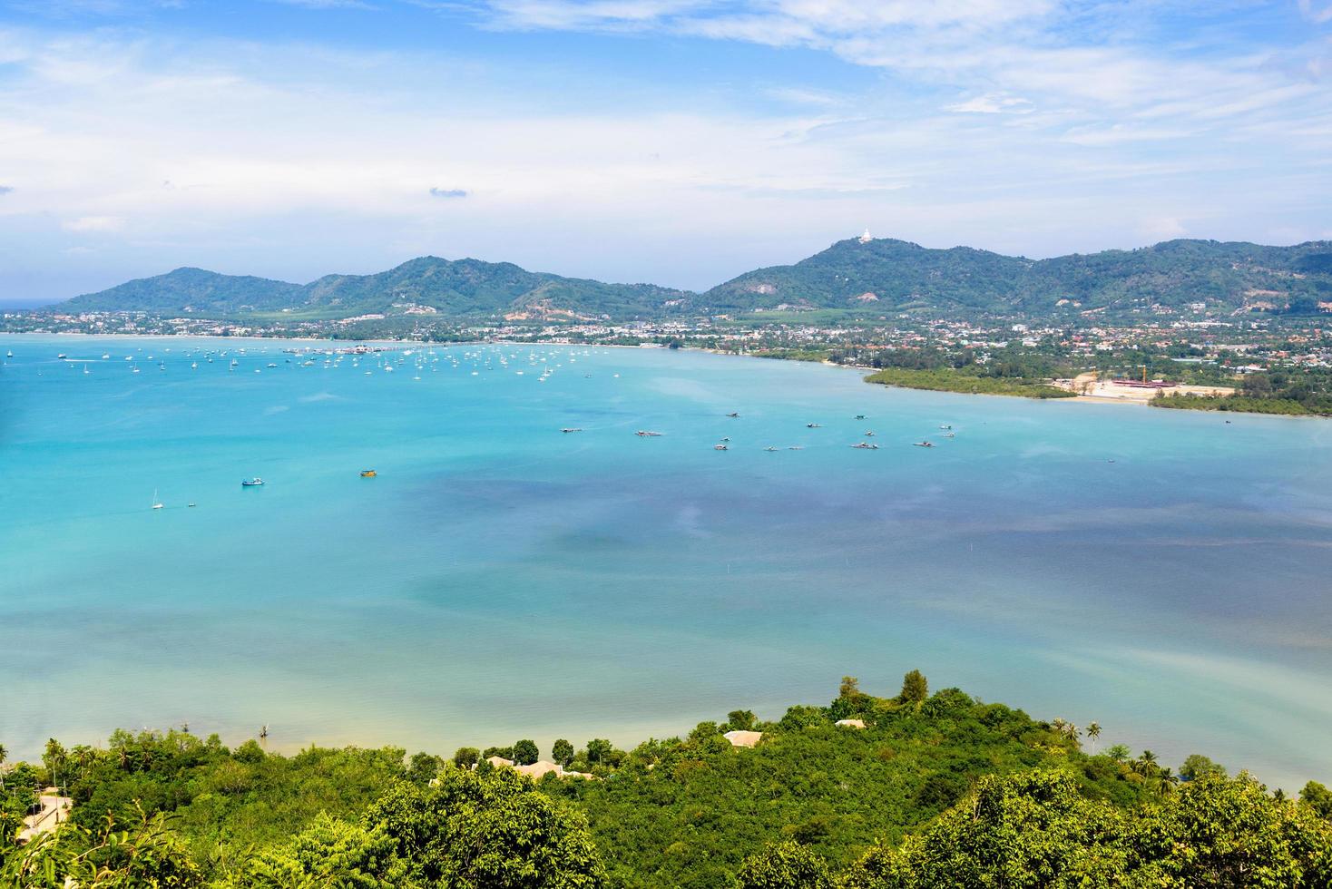 ver céu mar e cidade turística em phuket, tailândia foto