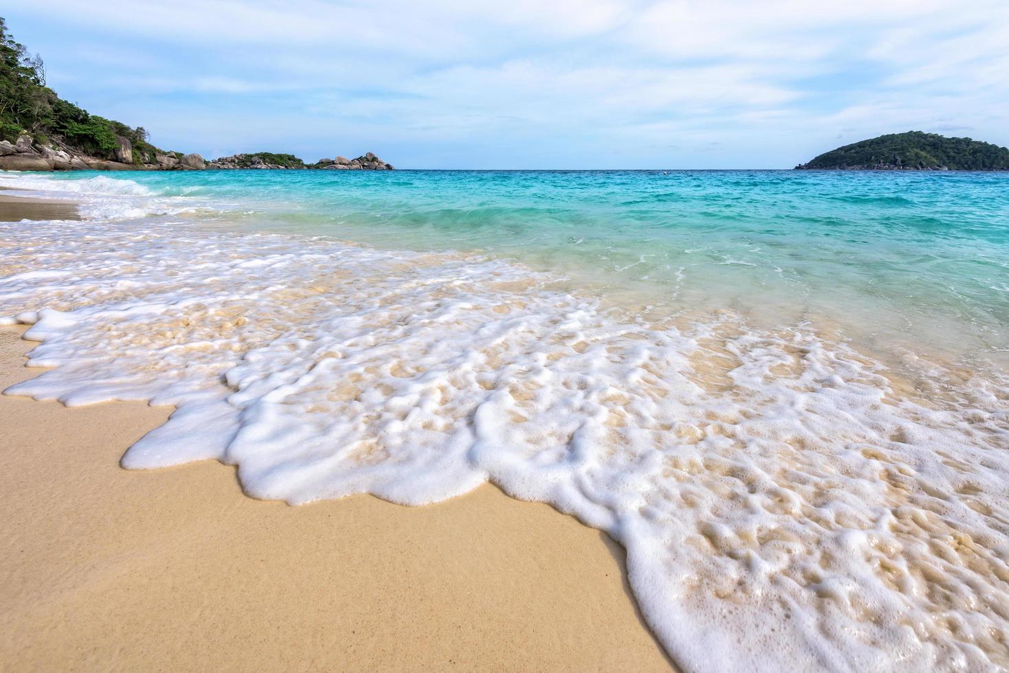 praia e ondas no parque nacional similan na tailândia foto