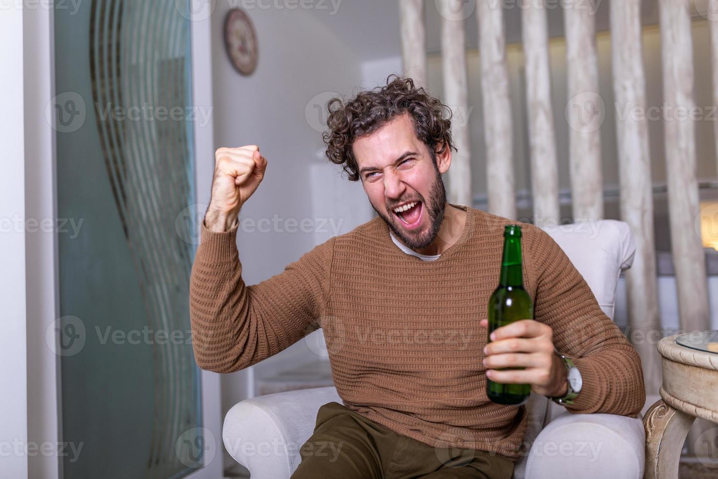 Duas pessoas brindando com copos de cerveja em frente a uma tv com uma tv  passando um jogo de futebol na tela