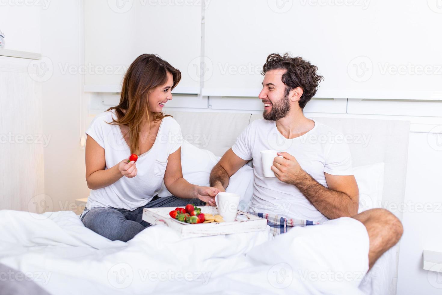 café da manhã romântico na cama homem se prepara para sua mulher, ela estava muito feliz, jovem casal lindo na cama tomando café da manhã e café na cama foto