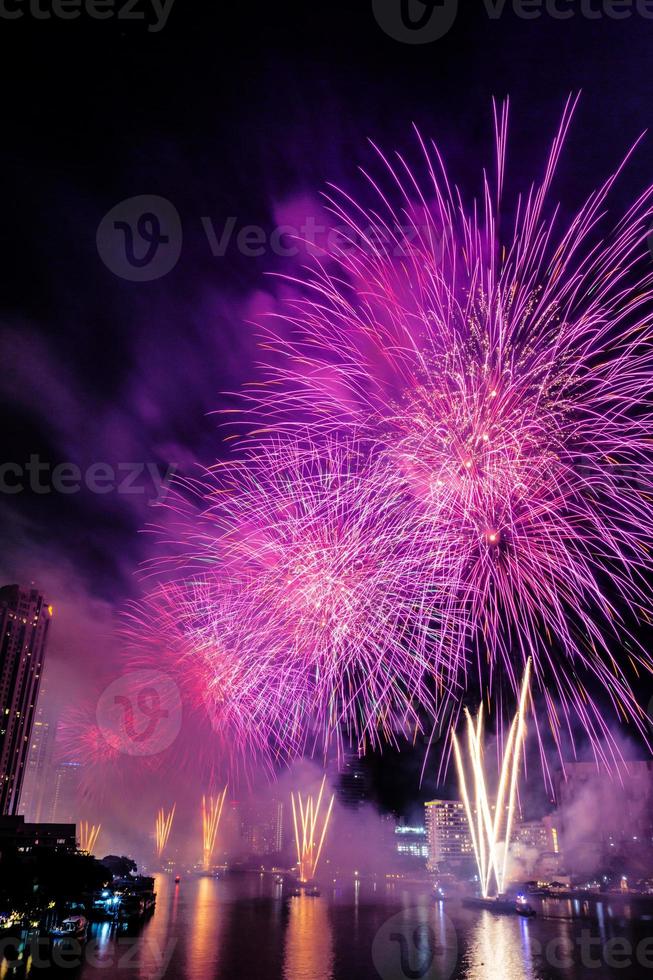 fogos de artifício no rio à noite foto