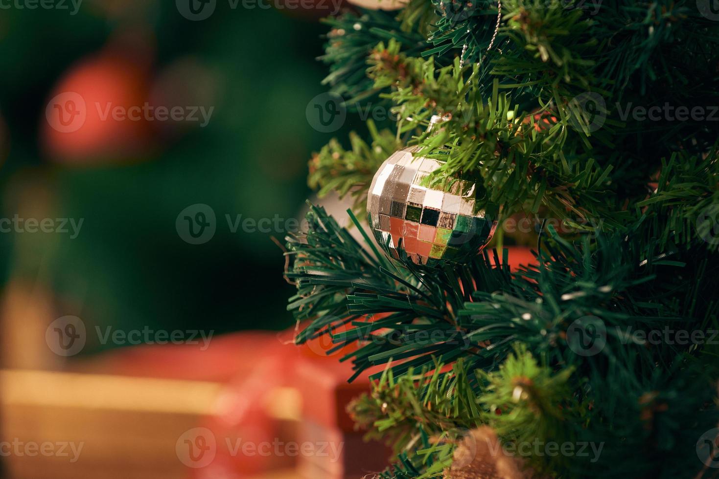 decorando a árvore de natal no fundo brilhante foto