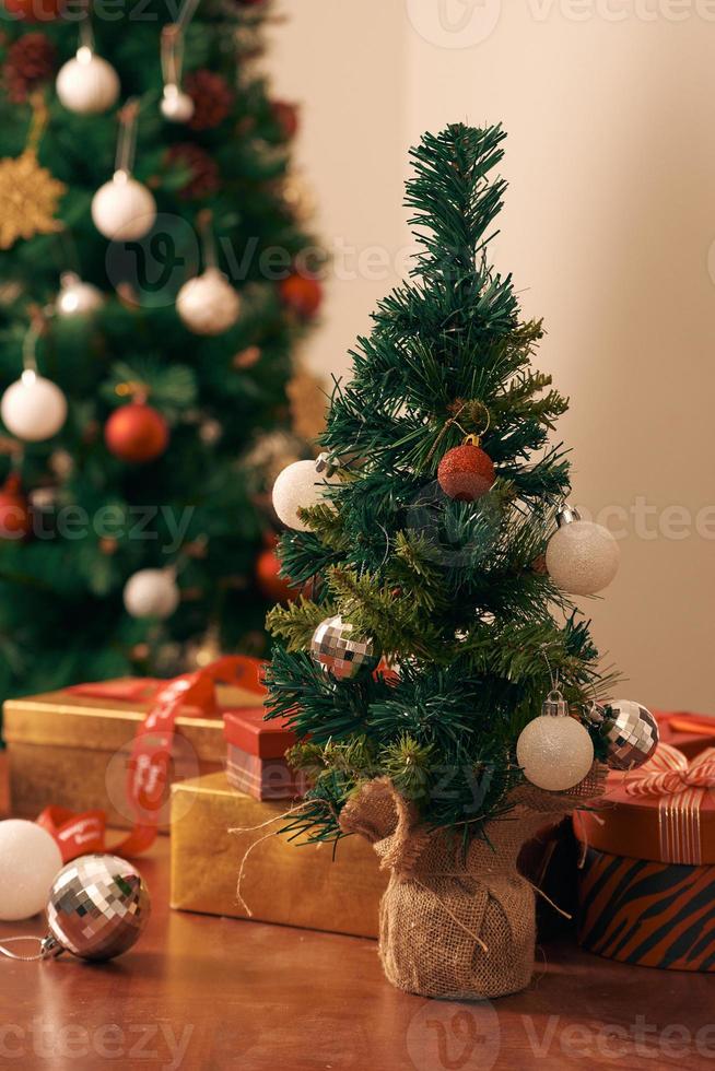 decorando a árvore de natal no fundo brilhante foto
