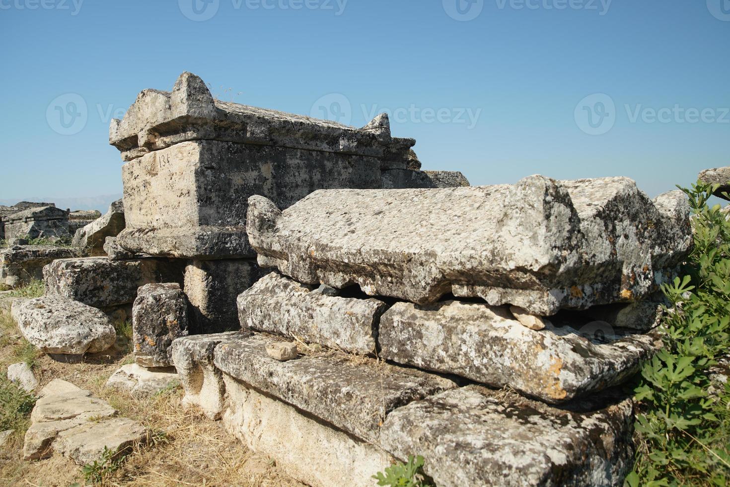 túmulos na cidade antiga de hierapolis, pamukkale, denizli, turkiye foto