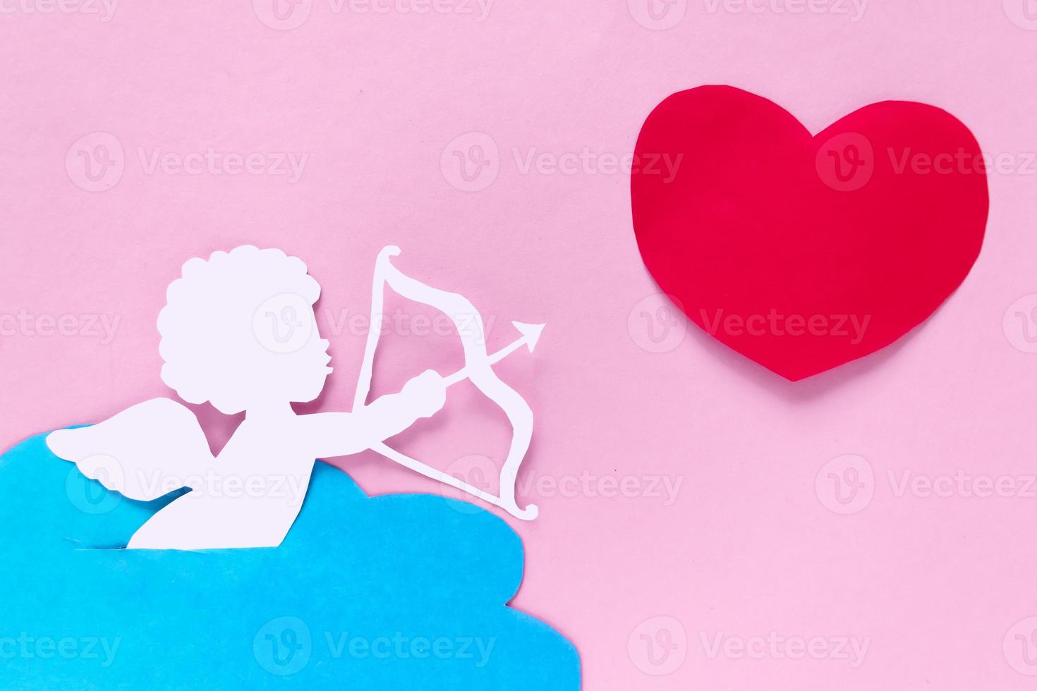 conceito de dia dos namorados. corações vermelhos e cupido mirando no coração no fundo rosa. cartão de dia dos namorados criativo. foto