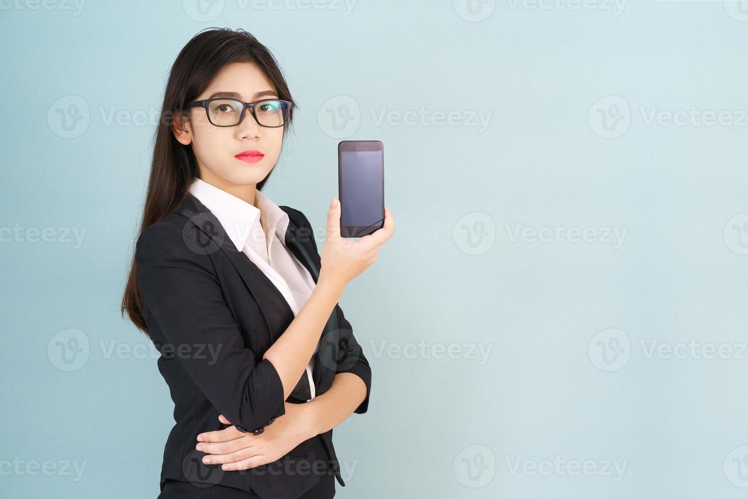 mulheres jovens de terno segurando seu smartphone foto