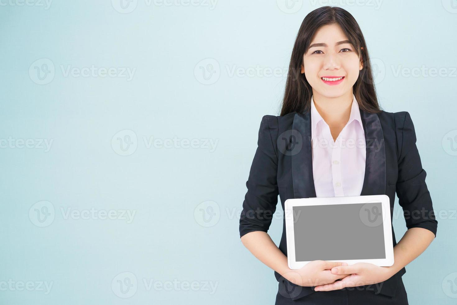 mulheres jovens de terno segurando seu tablet digital foto