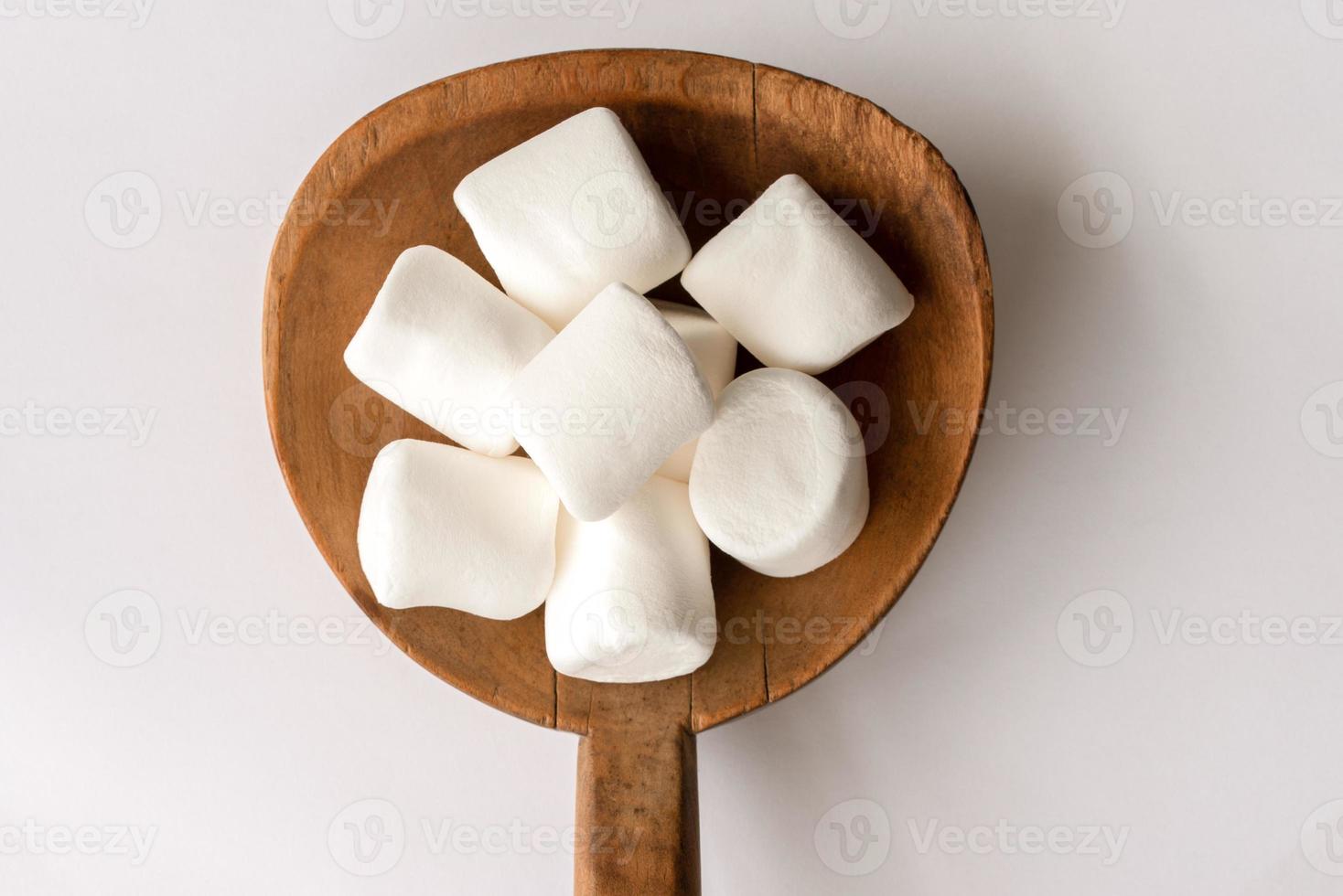 marshmallows em uma pá de madeira foto