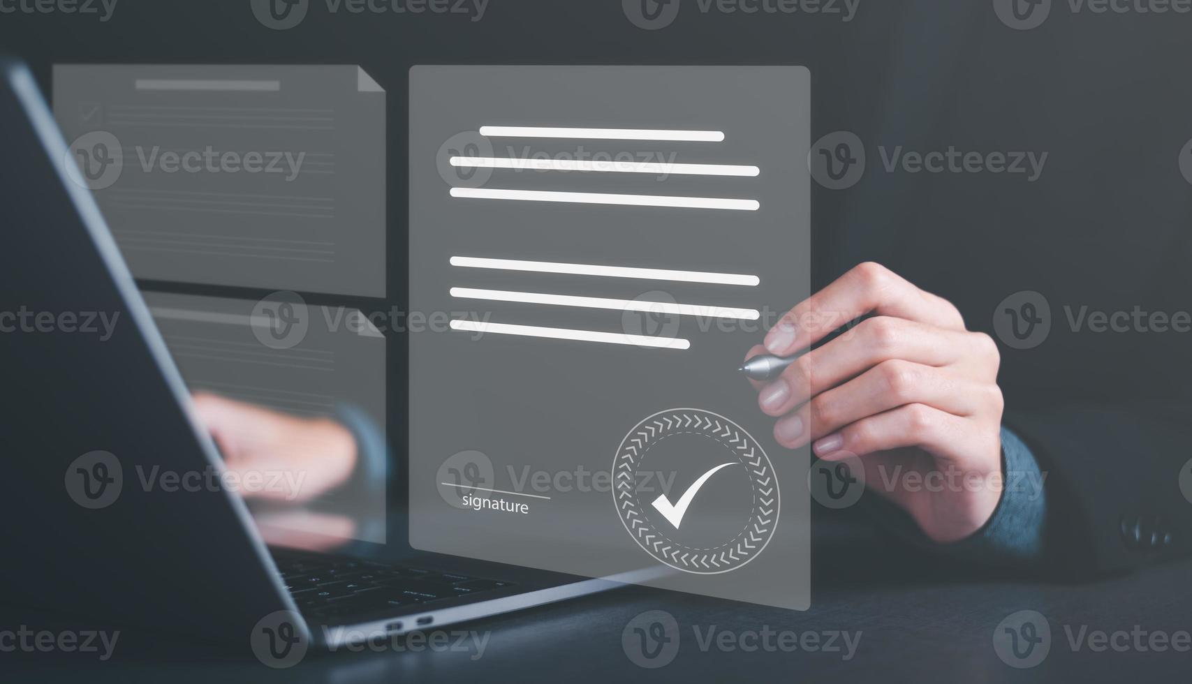 um homem revisando e gerenciando documentos e acordos comerciais on-line, assinando um contrato comercial aprovação de confirmação de documentos contratuais ou certificado de garantia, ideia de emprego, revisão de projeto foto