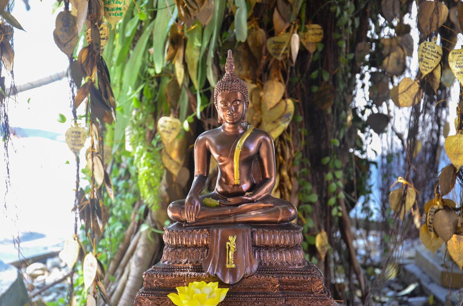 pequenas estátuas de buda no templo do monte dourado, a principal atração turística da tailândia, são populares entre os turistas estrangeiros. foto