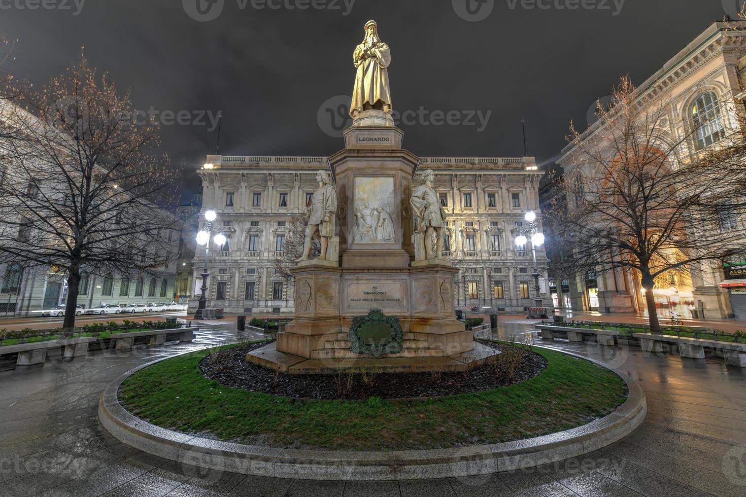 estátua de leonardo da vinci em milão, itália à noite. foto