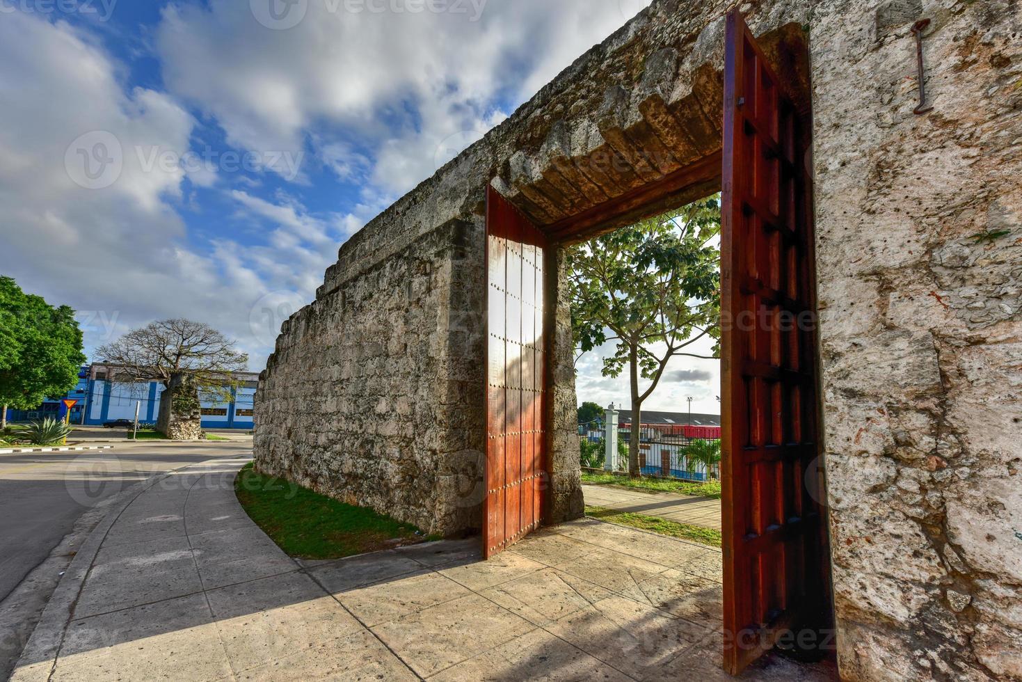 restos da antiga muralha da cidade e entrada construída durante a época colonial espanhola em havana, cuba. foto