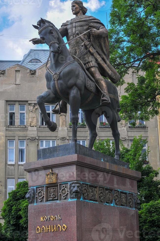 monumento ao rei danilo a cavalo em lvov, oeste da ucrânia. foto