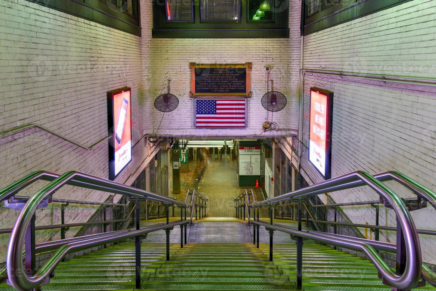 Estação park street no sistema de metrô mbta, localizada no cruzamento da park street com a tremont street sob boston common no centro de boston. foto