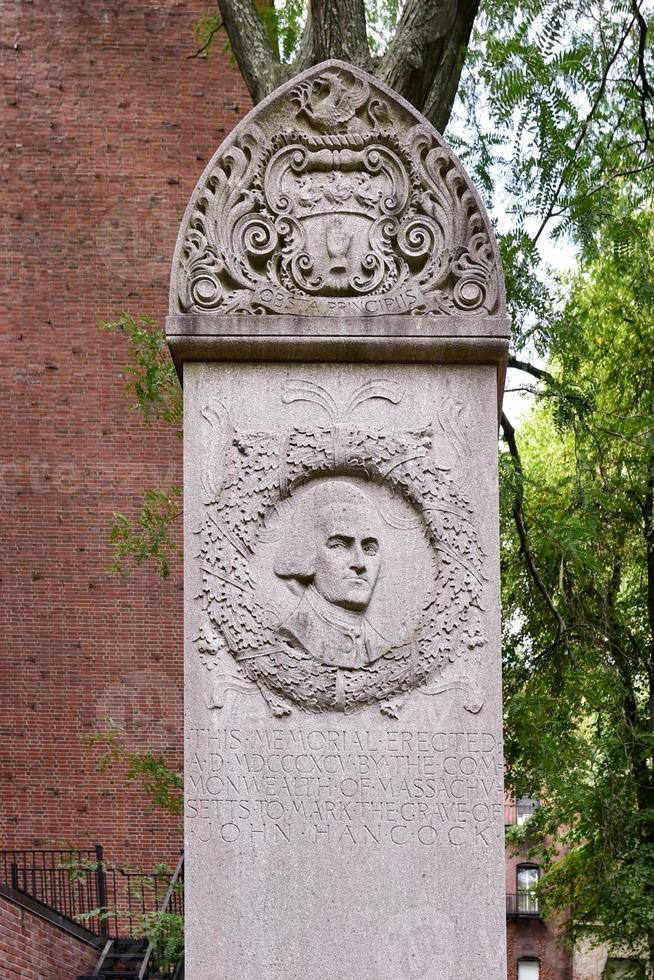 o túmulo do colono americano e revolucionário paul revere no cemitério celeiro em boston foto