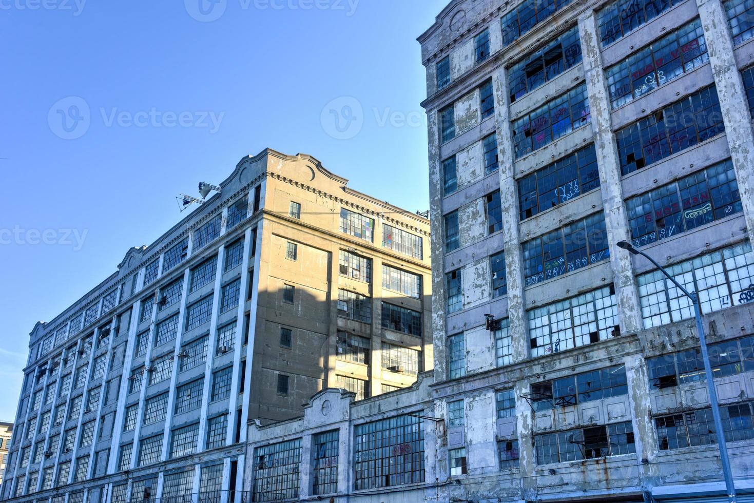 Industry City é um complexo histórico intermodal de transporte, armazenamento e manufatura à beira-mar no bairro de Sunset Park em Brooklyn, Nova York. foto