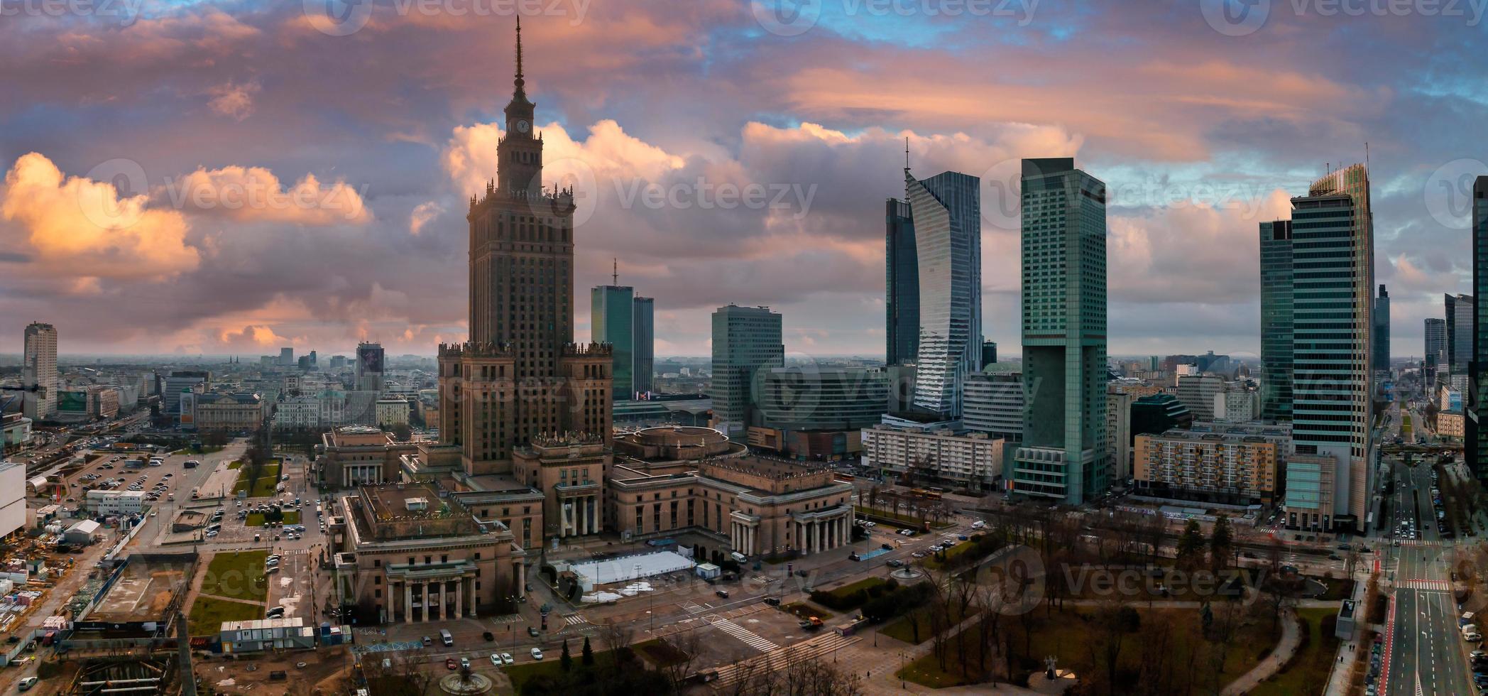 vista aérea do palácio da cultura e ciência e arranha-céus de negócios no centro de Varsóvia foto