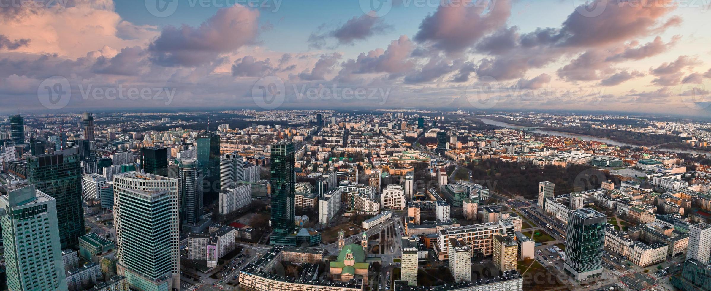 vista aérea do palácio da cultura e ciência e arranha-céus de negócios no centro de Varsóvia foto
