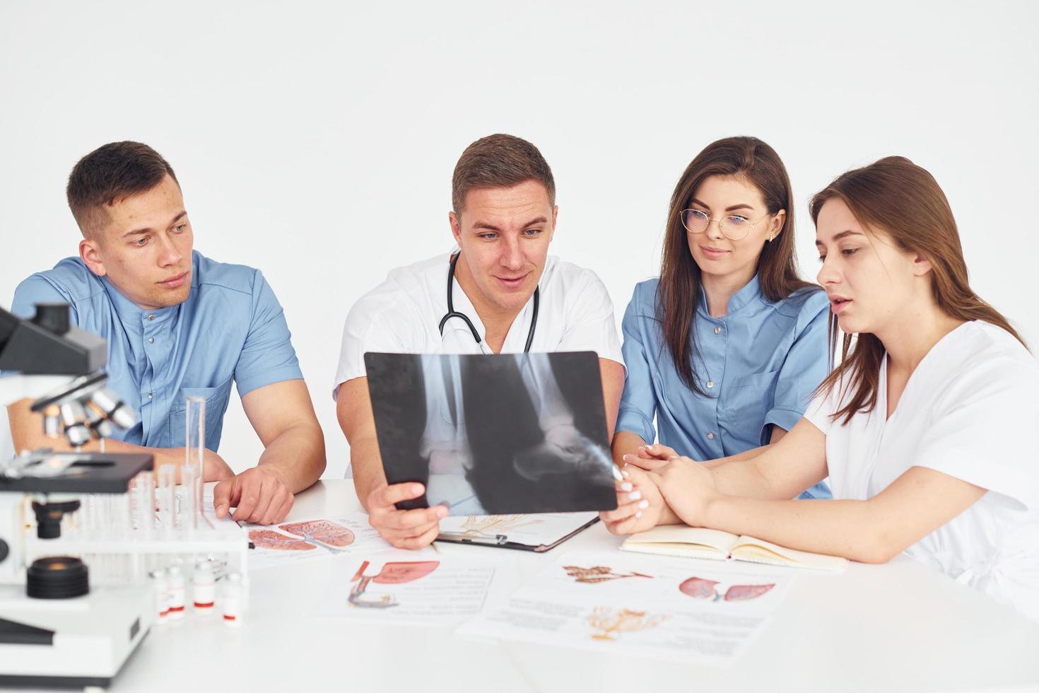 grupo de jovens médicos está trabalhando juntos no escritório moderno foto