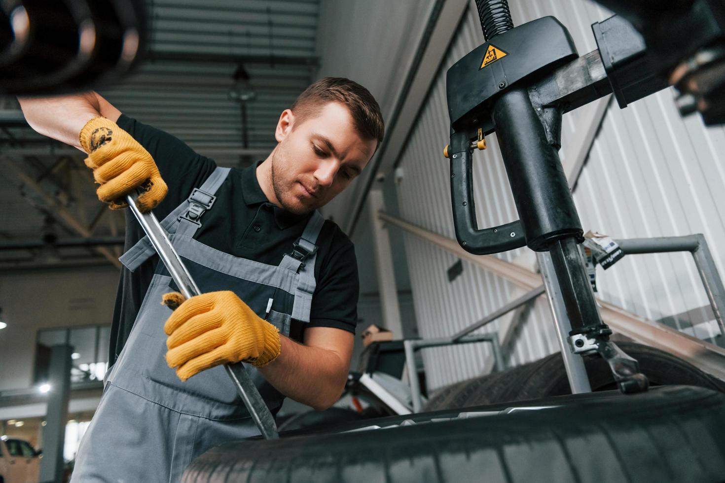 empregado no trabalho. homem de uniforme está no auto serviço foto